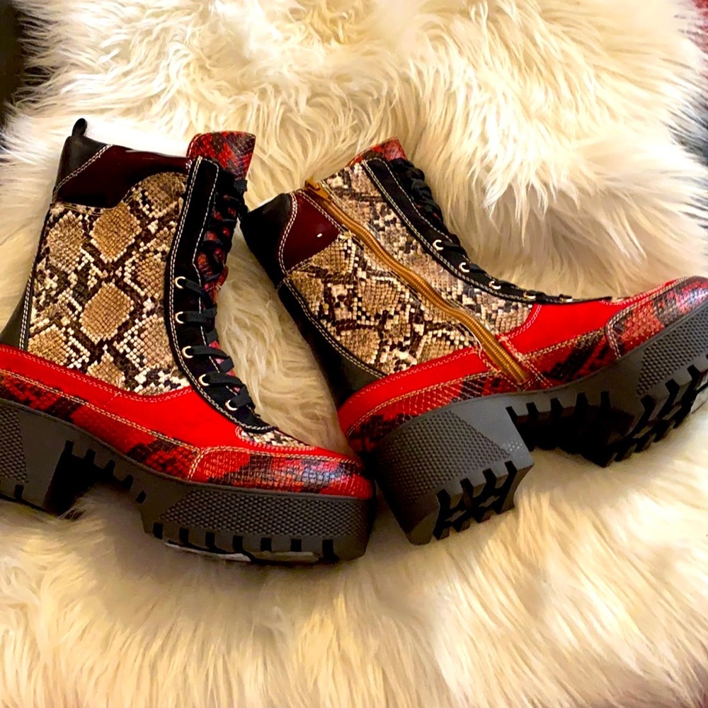 Stylish Red and Black Snake Print Women's Boots